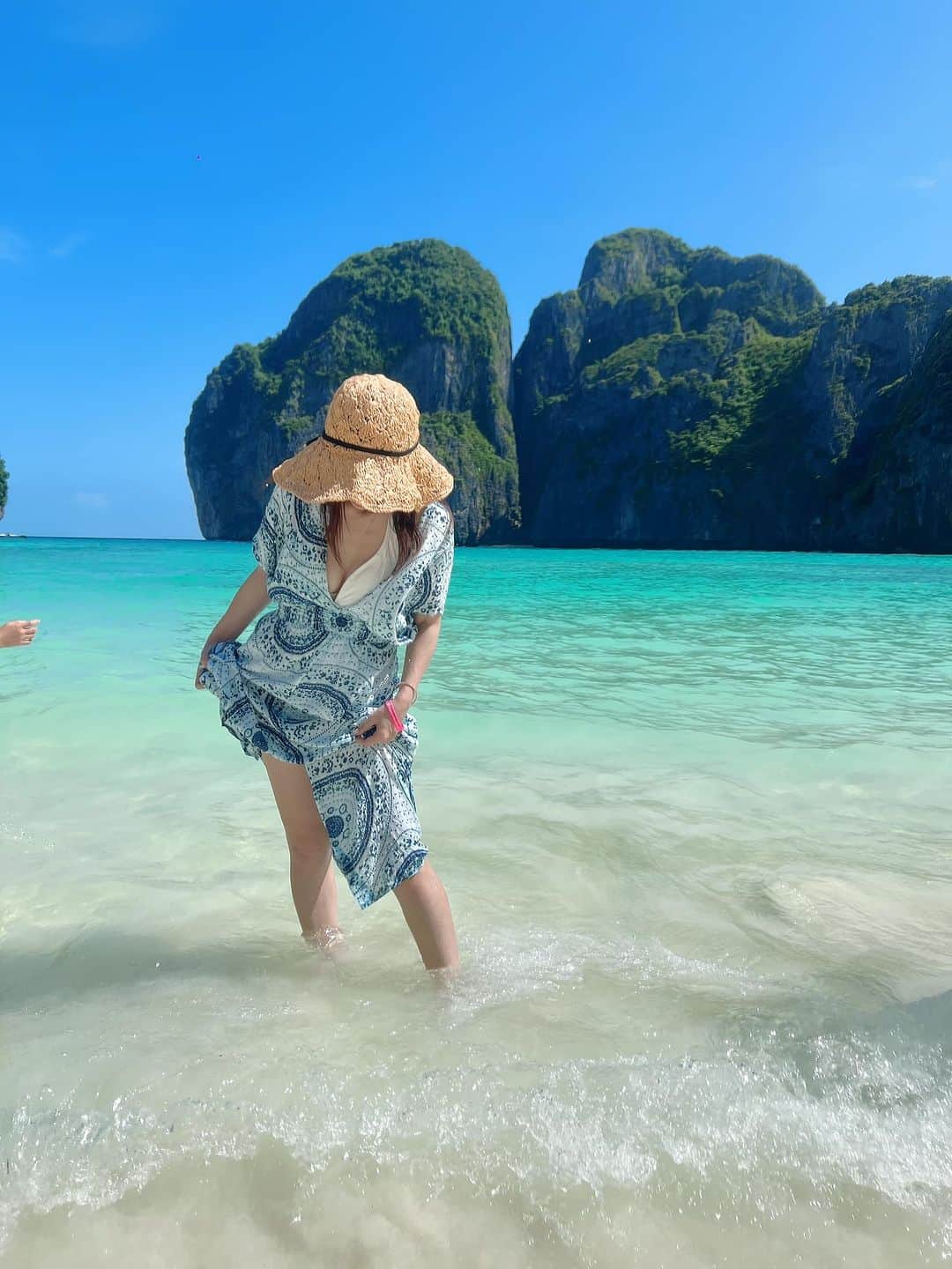 NANAのインスタグラム：「タイでは初めてピピ島にも行ってきたよ☺️ the beachって映画でも話題になった綺麗な海 最高でした✨✨」