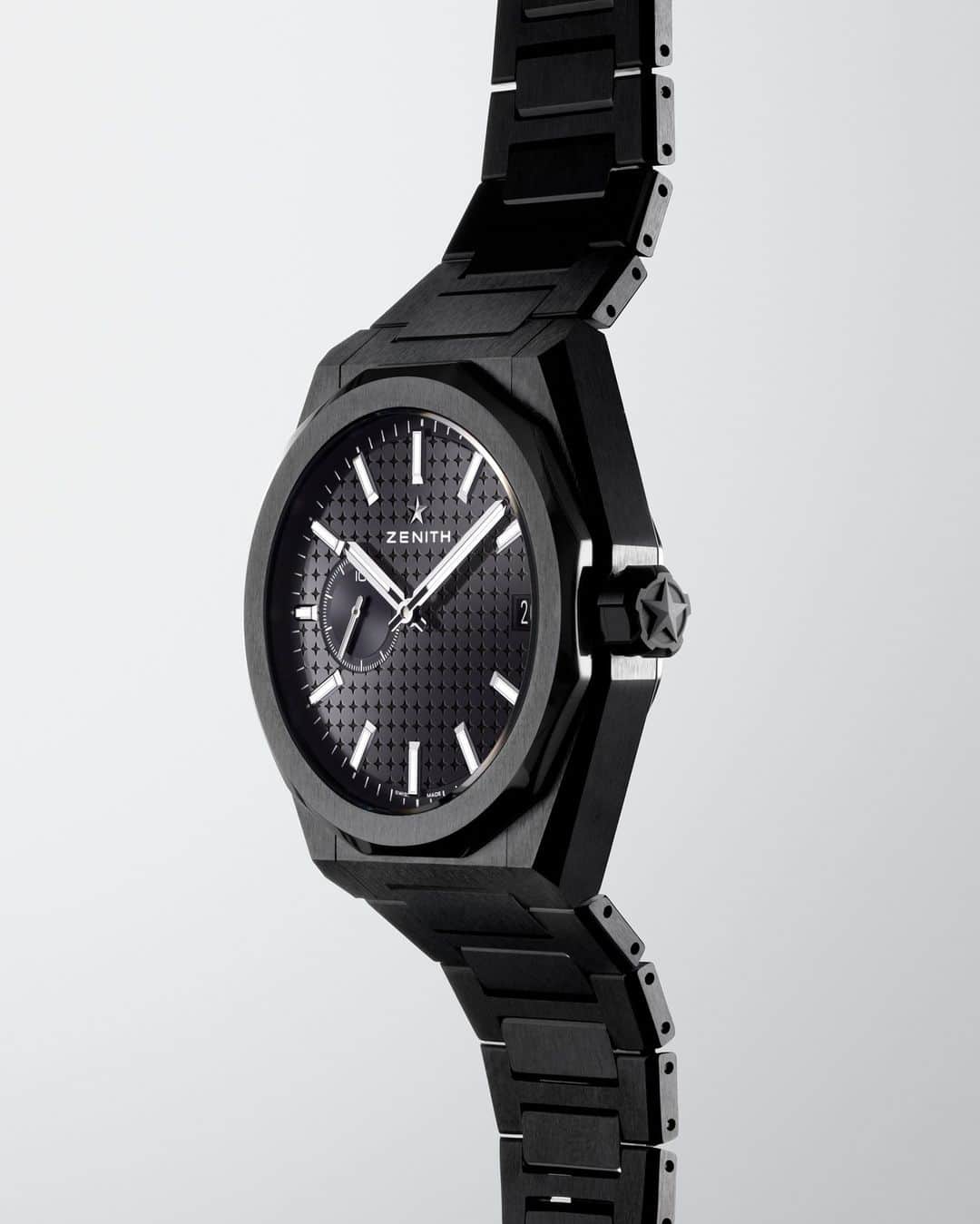 ゼニスのインスタグラム：「#DefySkyline: Ceramic boasts many properties that make it a compelling choice for all-situations watches like the DEFY Skyline: Hardness, resistance to scratches, and a deep black colour that will never fade.」