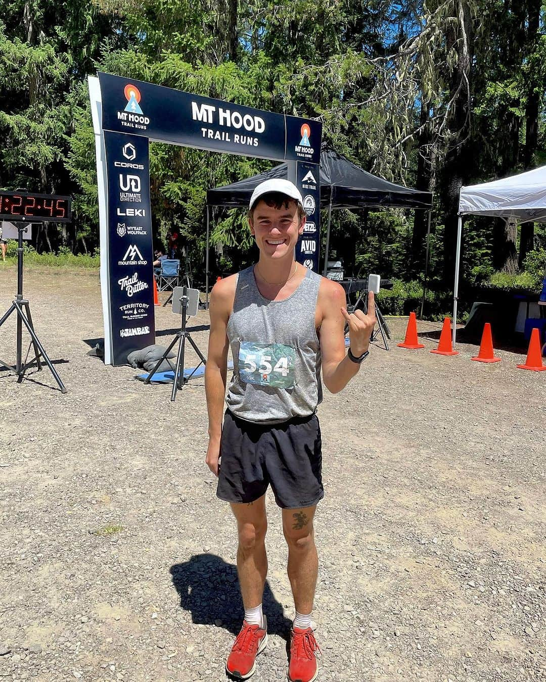 コナー・フランタのインスタグラム：「My first ultra marathon! 31 miles | 6th place overall | 4:17:03 finish time... i survived, and am shocked to report, i thrived? Even with the 2500ft of elevation gain! All the months of tedious training and hard work really did pay off. Honestly, the beautiful scenery made the miles melt away and racing too enjoyable. Our family + friends weekend in the mountains was nothing short of a joy as well. I’m on cloud nine ♥️♥️♥️」