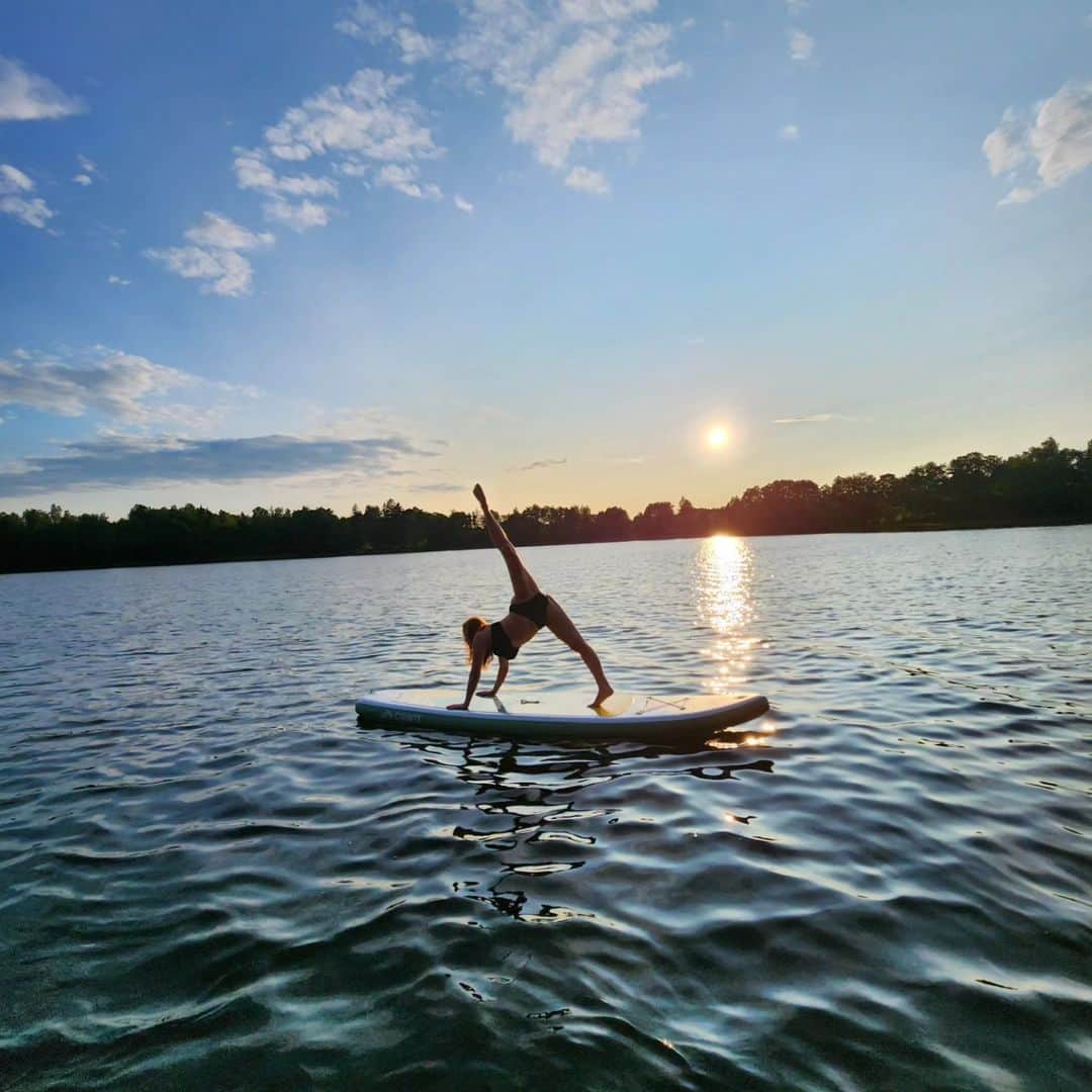 ゴーダ・ブトクテさんのインスタグラム写真 - (ゴーダ・ブトクテInstagram)「Mermaid life 🧜‍♀️  . . . . #summer #lake #wateryoga #lithuania #vandenspramogos #undinėlė #mermaid #sunset #alytus #kaunas #flexibility #Lietuva #gimnastic」7月23日 3時16分 - godabutkute