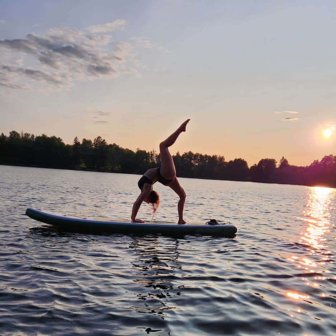 ゴーダ・ブトクテのインスタグラム：「Mermaid life 🧜‍♀️  . . . . #summer #lake #wateryoga #lithuania #vandenspramogos #undinėlė #mermaid #sunset #alytus #kaunas #flexibility #Lietuva #gimnastic」