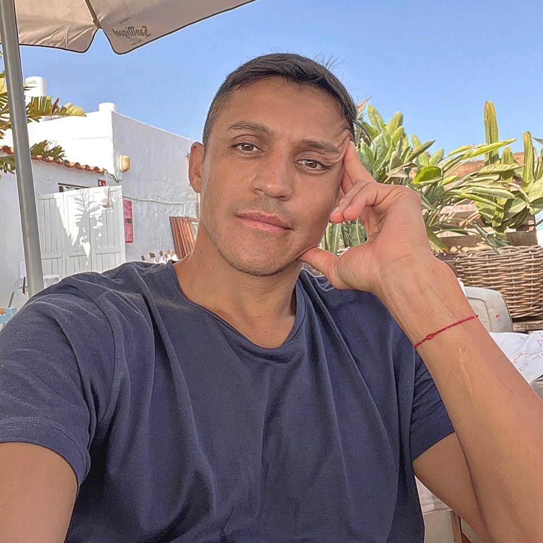 アレクシス・サンチェスのインスタグラム：「Time. ⏱ .…. ⏳ …. 🔋 ….. ⚽️   ✨ AlmaSoul ✨」