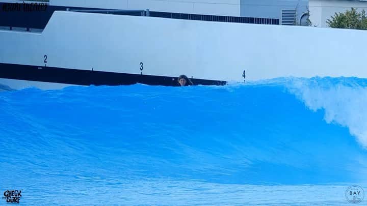 クリス・ヘムズワースのインスタグラム：「Got to surf the wave pool in Switzerland with the family last week. Such an amazing trip. To be able to surf in a pool with snow cap mountains as the back drop was pretty awesome! Thanks @mikypicon @juzmac and @alaia.bay for the good times 🤙🤙」