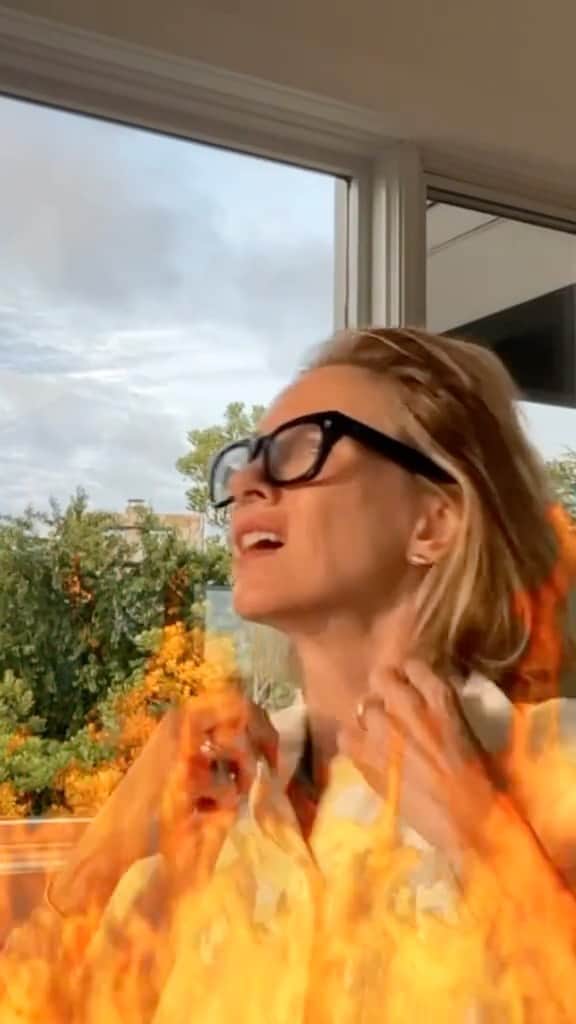 のインスタグラム：「Say it with me – hot babes have hot flashes! 🗣️These summertime hot flashes are no joke. Thank goodness for good fans and The Cool Factor Calming Face Mist to cool me down when I feel a bit flushed. Who else is feeling a bit sweaty today?  🤣」