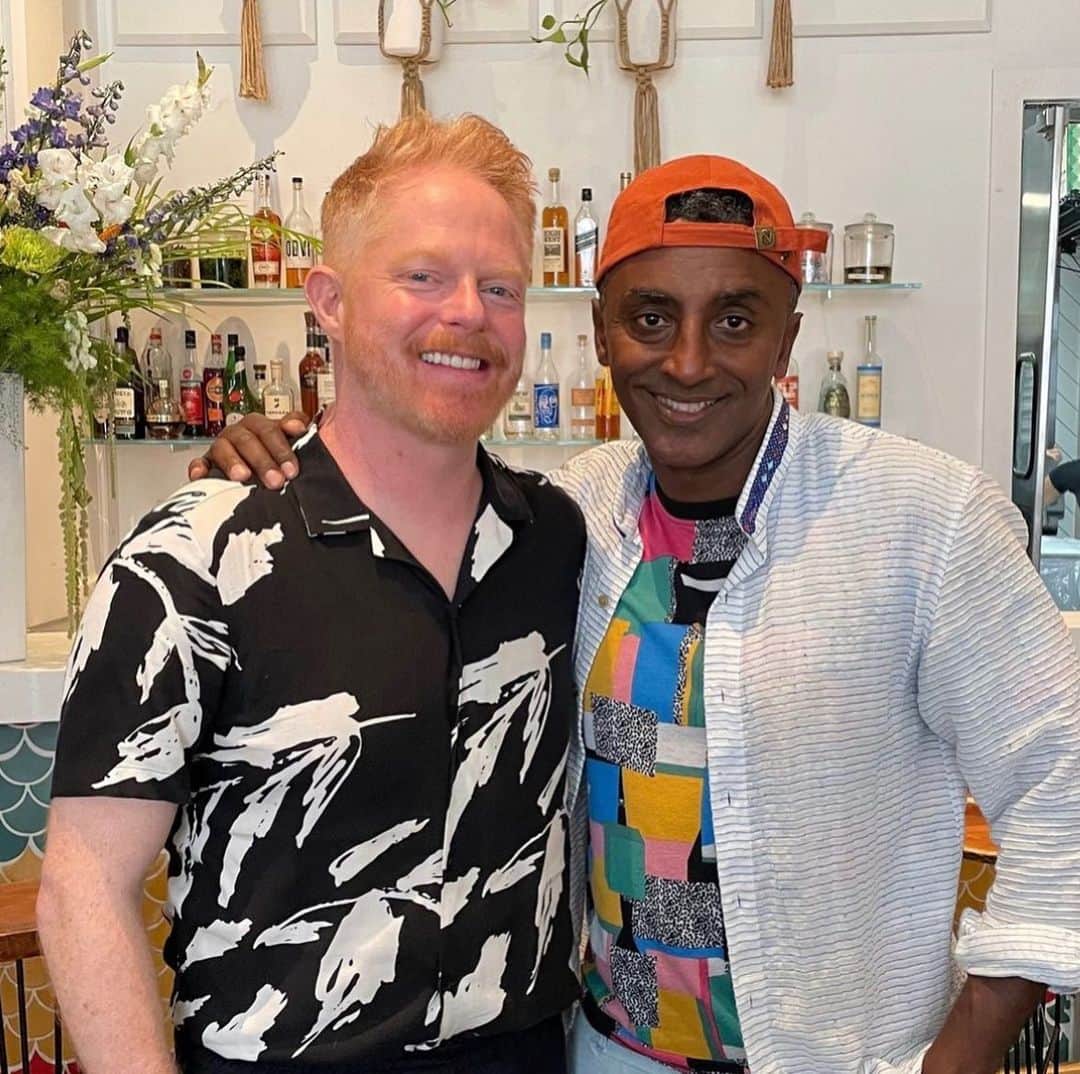 ジェシー・タイラー・ファーガソンのインスタグラム：「A new episode of Dinners On Me dropped this week! In this episode I was thrilled and honored to chat with renowned chef and cookbook author Marcus Samuelson (@marcuscooks). Over coconut crab curry at @fishcheeksnyc we talk about reuniting with his birth family in Ethiopia, how 911 and the pandemic changed his relationship with NYC and black chefs we should be excited about right now. Hope you enjoy the conversation! The link is in my bio. (This episode was recorded on May 12, 2023.)」