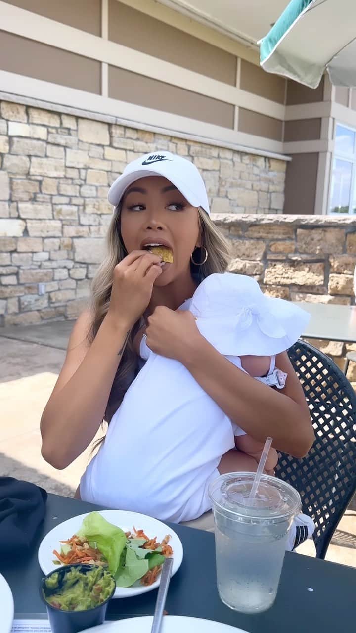リアン Vのインスタグラム：「Me: Eating while holding @zaiasky 😋😂」