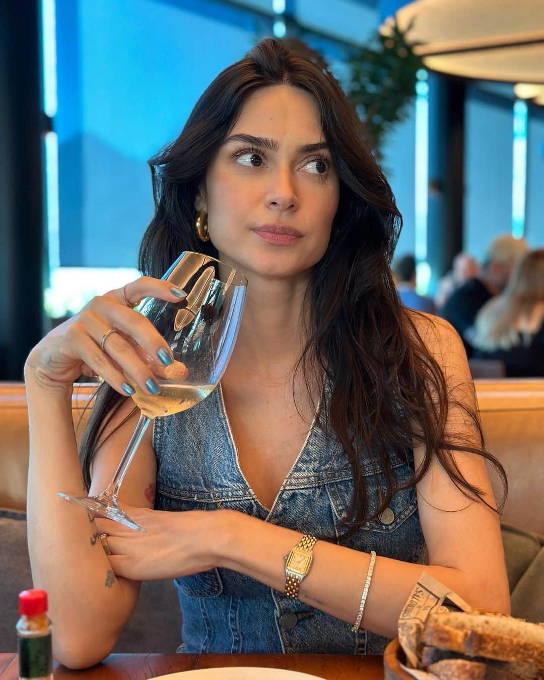 Thaila Ayalaのインスタグラム：「Quem mais aí concorda que comer de olhos fechados fica muito mais gostoso e faz dancinha qdo a comida é muito boa?」