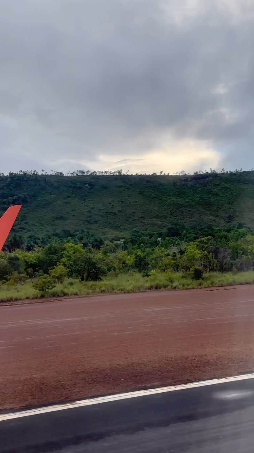 ロビンソン・チリノスのインスタグラム：「Bella mi Venezuela!  Quedamos impactado  con tanta belleza un lugar mágico que nuca olvidaremos.  El Salto Ángel (en pemón: Kerepakupai vená que significa «salto del lugar más profundo») es la cascada más alta del mundo, con una altura de 979 m (807 m de caída ininterrumpida),originada en el Auyantepuy. Está ubicado en el parque nacional Canaima, Estado Bolívar, Venezuela. Es un espacio natural protegido, al ser declarado parque nacional el 12 de junio de 1962 y Patrimonio de la Humanidad por la Unesco en 1994」