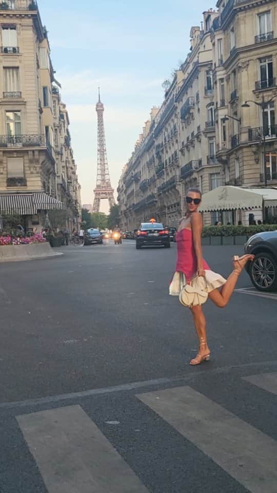メリティナ・スタニウタのインスタグラム：「Barbie pink in Paris !  #Barbie #paris #latoureiffel #sunset #pink #pinkdress #emilyinparis #France #summer #sunset」