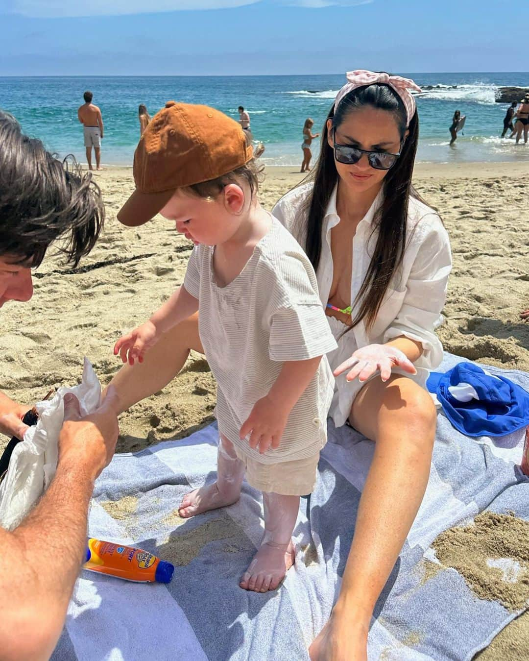 オリヴィア・マンさんのインスタグラム写真 - (オリヴィア・マンInstagram)「It takes two adults to put sunscreen on one toddler. And we didn’t even do a good job.」7月23日 4時32分 - oliviamunn