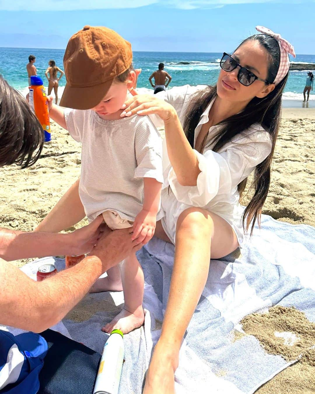 オリヴィア・マンさんのインスタグラム写真 - (オリヴィア・マンInstagram)「It takes two adults to put sunscreen on one toddler. And we didn’t even do a good job.」7月23日 4時32分 - oliviamunn