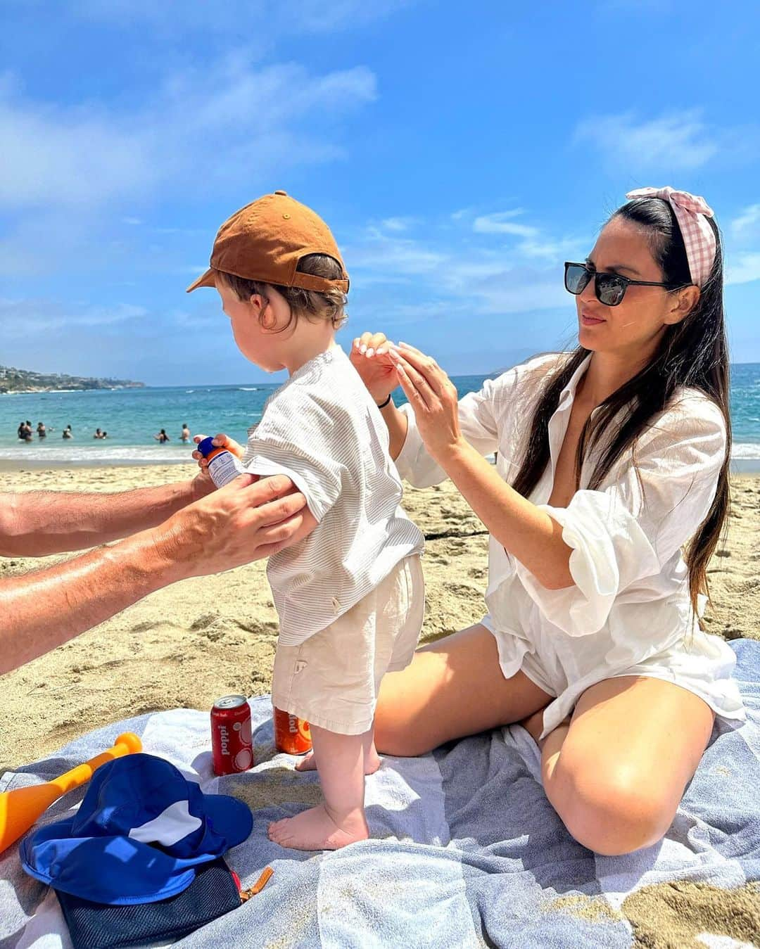 オリヴィア・マンさんのインスタグラム写真 - (オリヴィア・マンInstagram)「It takes two adults to put sunscreen on one toddler. And we didn’t even do a good job.」7月23日 4時32分 - oliviamunn