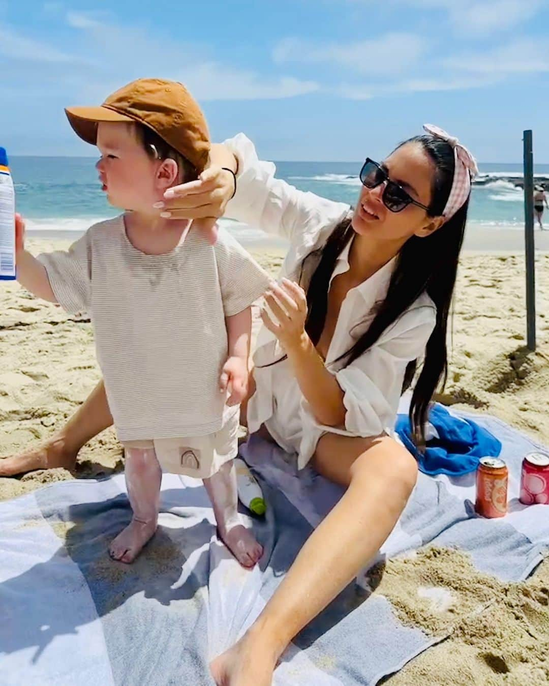 オリヴィア・マンのインスタグラム：「It takes two adults to put sunscreen on one toddler. And we didn’t even do a good job.」