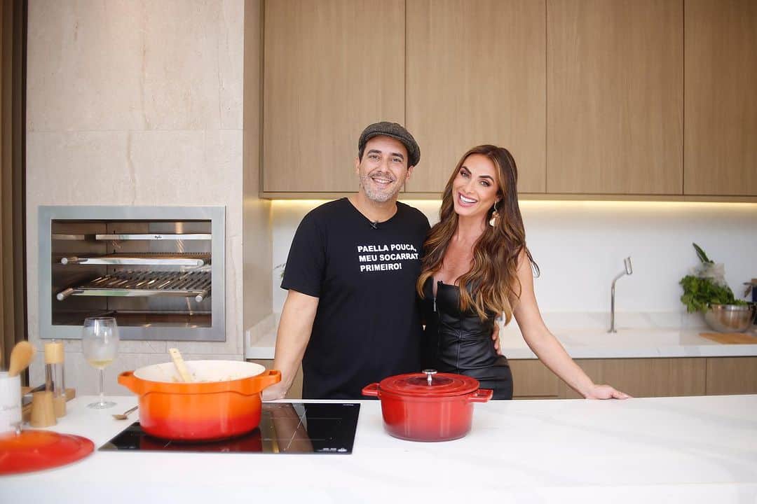 Nicole Bahlsのインスタグラム：「Já está no ar o episódio do @canalcasabahls com o @euandremarques… Teve comida boa, além de uma papo divertido 🌴🏠🌴  Link no Story 😉😘  Vestido @dresseco」