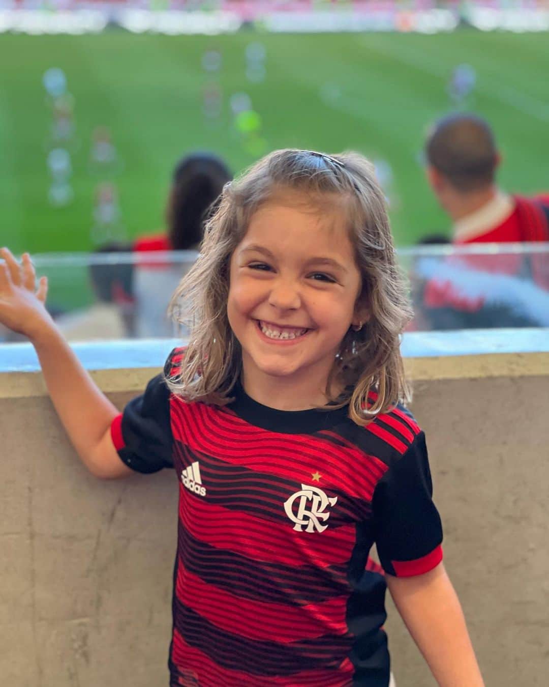 ファビアナ・オリベイラのインスタグラム：「Sobre um dia inesquecível! Sobre a paixão que vai se perpetuando e sobre uma família feliz! Quero cantar ao mundo interior a alegria de apresentar o rubro-negro pra Ela!」