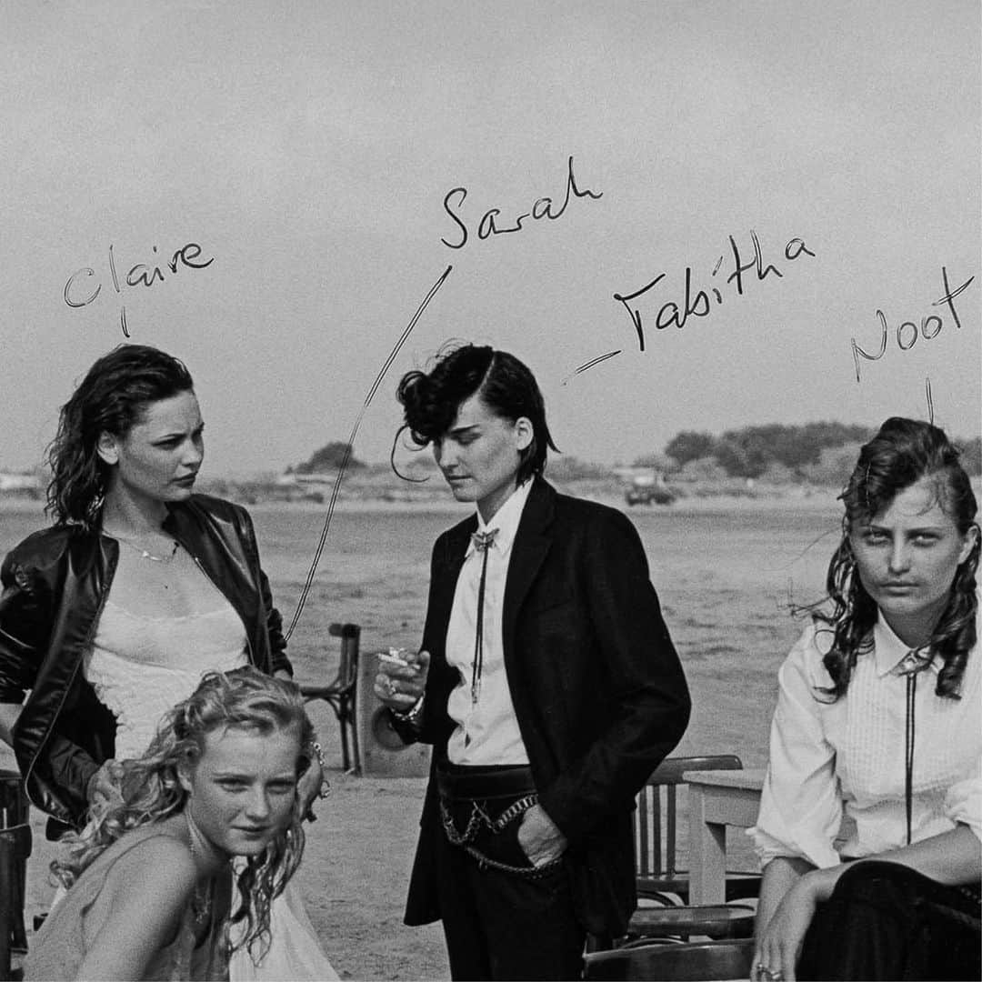 のインスタグラム：「Zdenka Barcalova, Nina Heimlich, Clare Durkin, Sara Daykin, Tabitha Simmons, Noot Seear, Tatum William, Juliet Elliott & Trish Goff, Beauduc, 1999  #LindberghStories #Beauduc」