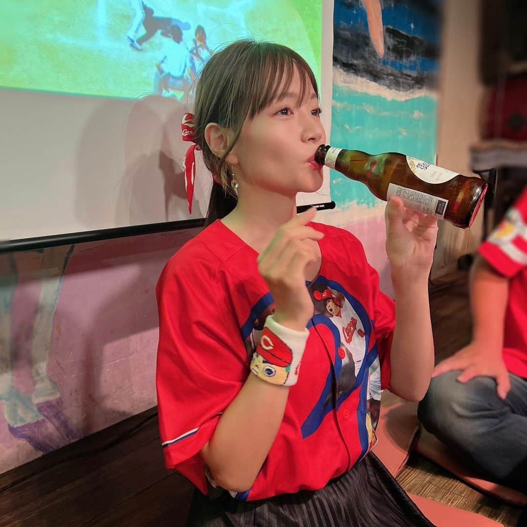 古田ちさこのインスタグラム：「⚾️  昨日は大大大好きなイベントでした🤭私の原点。有難うございました✨✨  2枚目はふじもんが撮ってくれてた二部の乾杯音頭🍻 3.4枚目はお客様からいただいた写真 ! 嬉しい📸  ♥️ #阿佐ヶ谷ロフトA  🎤トークライブイベント ［ プロ野球ファンの集い ］ ( ✴︎10周年イヤーです ! 次回は11月某日です🍂 )  このユニ、持ってるファンクラブユニの中で一番お気に入りかも✌️  ✦  #ヒューガルデン #ヒューガルデンホワイト  #ビール女子 #カープ女子 #野球女子  #広島東洋カープ #広島カープ #カープ #carp #hiroshimacarp #野球好き女子  #カープファン #lovebeer #ビール党」