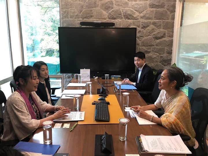 森まさこのインスタグラム：「#UNDP駐インド代表 の野田章子さんと会談。 ⁡ 私がウクライナ警察幹部を 福島県に呼び遺体身元確認技術を研修する UNDPプログラムに協力したことに 大変感謝してくださり、 会うのをとても楽しみにしていたと 仰っておられました。 ⁡ 私こそ福島県が 大震災と原発事故の苦難の中得た教訓で 世界平和に貢献する橋渡しを してくださったUNDPに感謝です。 また野田代表は、 国連での国際的なキャリアを通じ 多くの地域で多様かつ困難な状況に 従事してこられ、 現在もUNDPの世界最大級の 国別プログラムを主導しています。 まさに日本が誇る 女性活躍のロールモデルです。 ⁡ インドへの日本政府からの支援、 UNDPの取り組み、気候変動と女性活躍、 世界から見た日本の女性活躍状況など 多岐にわたる意見交換が出来ました。」