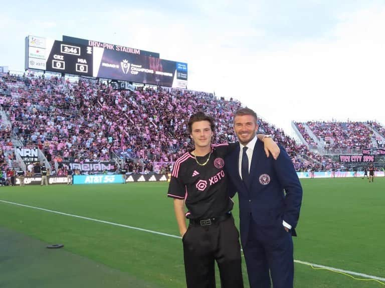 クルース・デイヴィッド・ベッカムのインスタグラム：「🐐🇺🇸⚽️ @intermiamicf」