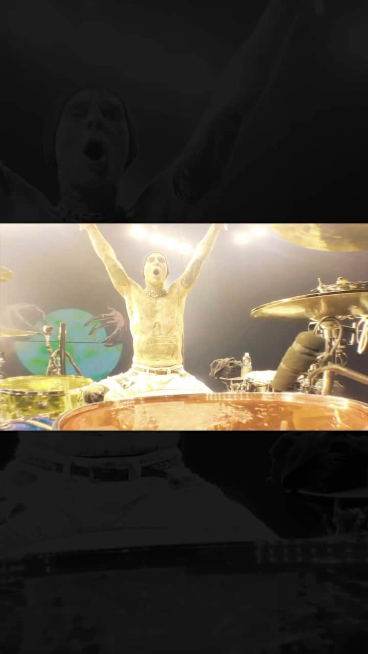 トラヴィス・バーカーのインスタグラム：「My drum solo from 20ft suspended in the air the last day of Tour in Nashville 🥁」