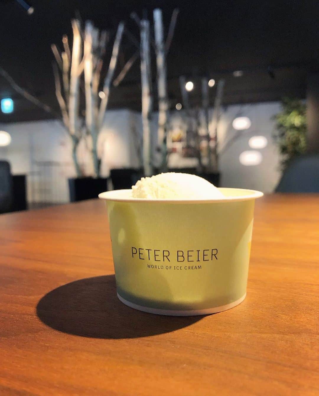 榊山敬代さんのインスタグラム写真 - (榊山敬代Instagram)「🍨📮✉️🕊️… ・ つづき  今回の宿泊先では一階にて チョコレートとジェラート のオシャレなショップがあ りまして宿泊者は一泊につ き好きなジェラートを１種 類いただけるという嬉しい サービスも魅力的でしたと ころ有り難く２日間美味し いジェラート堪能しました  コチラのショップはデンマーク発 のブランドとのことで日本ではこ ちらの１店舗しかショップがない そうで貴重に感じましたひとコマ  洗練された店内は心地よく チョコレートの種類も豊富 でパッケージもステキにて ふとスイーツ大好きな妹を 思い出しましてもうすぐ誕 生日が近いこともありまし て一足先に誕生日プレゼン トにお届けしたいなと思い　 メッセージカードも用意が ありましたので店内のソフ ァーでアイスをいただきな がらメッセージをカキカキ  想い出深い贈り物の 時間となるのでした  今回北海道の旅は初日は父の日に 毛蟹セットと出逢ったり最終日は 妹の誕生日プレゼントに出逢えた りと旅の途中で贈りたい人の顔が 浮かぶことも眩しいひとコマの巻  そして宿泊先の一角には １年後の未来のだれかに 届ける未来へのお手紙の 企画がありまして一年後 知床から手紙が届くのも ステキな企画だなと思い  未来をイメージしてカキカキ していたのですがなんだか涙 が溢れてきてしばらく書けな いという事件が発生したので すがコレはもしかして未来の わたしの心境を今からすでに 感じているのでは…という少 しシュールな感覚を覚えると 共に未来は見えていないだけ で本当の自分はすでに知って いるようにも感じてきて不思 議な手紙時間となるのでした  このような不思議な心境で 手紙を綴るのは初めてにて あらゆる希望や感謝の心を 封筒に詰めてポストへ投函  📮…  またひとつとあたらしい未来の 物語が象られました瞬間でした  初めて訪れた宿泊先でしたが  たくさんのおもいでを ありがとうございます  つづく  #取材旅行 #北こぶし知床ホテル&リゾート #北海道 #知床 #Hokkaido #ホテル好き #デザート #desert #アイスクリーム#icecream #gelato #ジェラート #チョコレート #chocolate #trip #travel  #旅 #旅行  #日本の絶景 #日本の景色 #nature #人生タイミング #ご縁 #人生は素晴らしい #人生思い出づくり #最近ついてる #人生楽しもう #人生一度きり #日本画家 の #外出こんなもん」7月23日 16時05分 - sakakiyamatakayo
