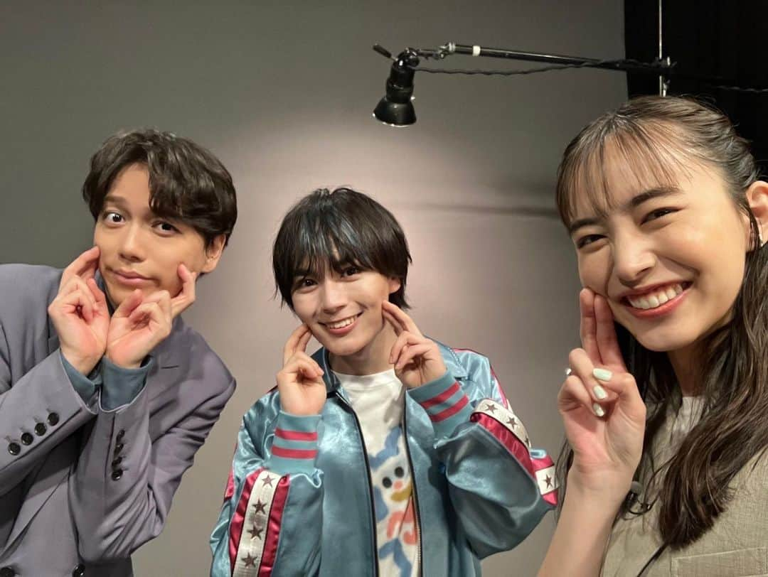 日本テレビ「おしゃれイズム」さんのインスタグラム写真 - (日本テレビ「おしゃれイズム」Instagram)「今夜の #おしゃれクリップ は #なにわ男子 #大西流星 さんをお迎え❣️  ちゅきちゅきポーズが板につきまくってる大西さんとぎこちなくも可愛らしい（笑）MC2人との3ショットとそのほか貴重なオフショットを先出しします💓  #小田切ヒロ さんはトークもテクニックもとっても素敵で、そうよ〜の嵐😆 なにより大西さんがノリノリで最高です💅  少しでも収録の盛り上がりがお届けできればと🫡✨  放送は今夜！ 暑い日が続きますが夜はゆっくりおしゃれクリップをぜひご覧ください〜🎶 放送では素敵なお知らせもありますよ🎁  #TVerでは同時配信も #紅さすライフ #山崎育三郎 #井桁弘恵 #佐倉綾音」7月23日 16時07分 - oshare_clip_ntv