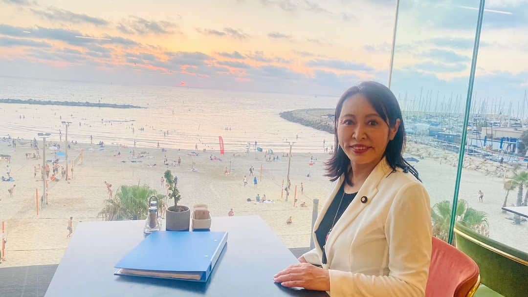 森まさこのインスタグラム：「昨日の打ち合わせ時、地中海に沈む夕陽が綺麗でした。」