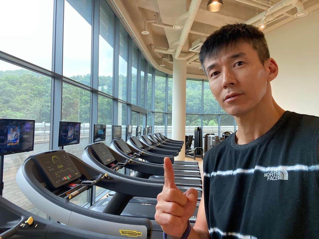ジヌションのインスタグラム：「🏃‍♂️아침 러닝 훈련 20일차 오늘은 실내 인터벌 훈련 웜업 2km 속도 11km/h 100m 17초 질주 2회 400m 87초/ 100m 40초 10회 쿨다운 10분 속도 11km/h 인터벌은 @0923mara 권은주 감독님의 빨간 모자가 보여야 제맛인데요  그렇죠 감독님!😅」