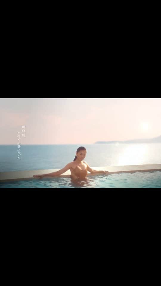 ハン・ヘジンのインスタグラム：「장마 끝나면 바다 보면서 수영하러 클럽디오아시스 가시죠^^ 🏝  #클럽디오아시스 #부산 #휴가 @clubdoasis_official」