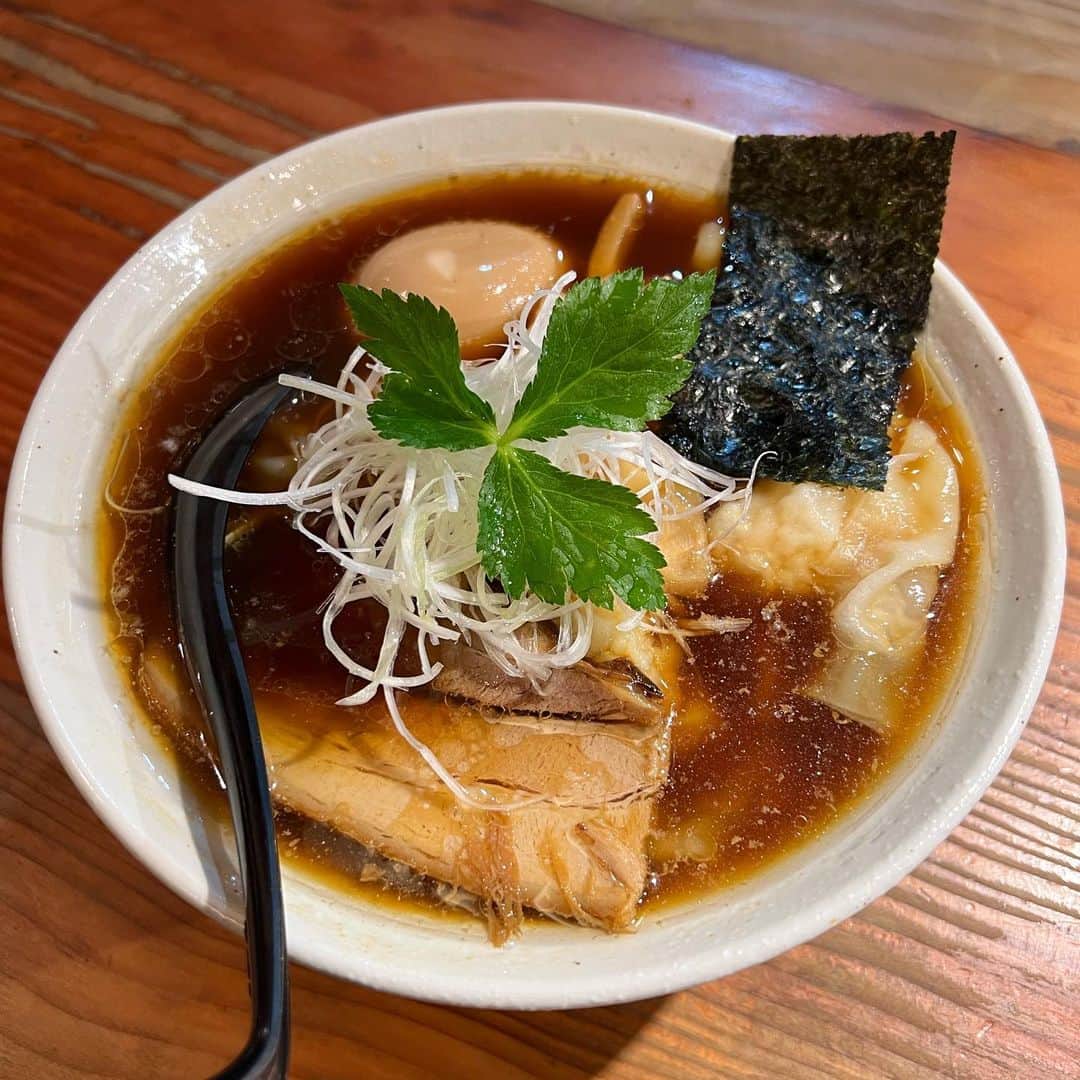 のインスタグラム：「2023年の三十六杯目🍜  純手打ち 麺と未来 (下北沢)  醤油ワンタン麺  美味しゅうございました🙏  ⭐️⭐️⭐️⭐️⭐️」