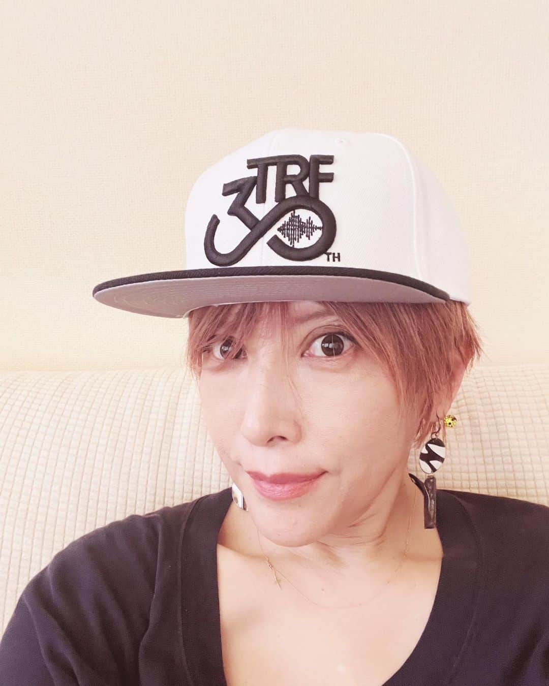のインスタグラム：「今日は雲ひとつない晴天☀️ ホワイトのCAPって ファッション的には 難しいかと思うけど 天気が良い日には被って 公園に行きたくなる🕺 近い人からのプレゼント  金曜は小田原Fes.🎤  皆さんがコメント見やすくするため 長文のコメントは控えて頂けると 大変助かります ご協力お願いします これからもよろしくねん☺️ #trf30thanniversary  #TRFYU-KI」