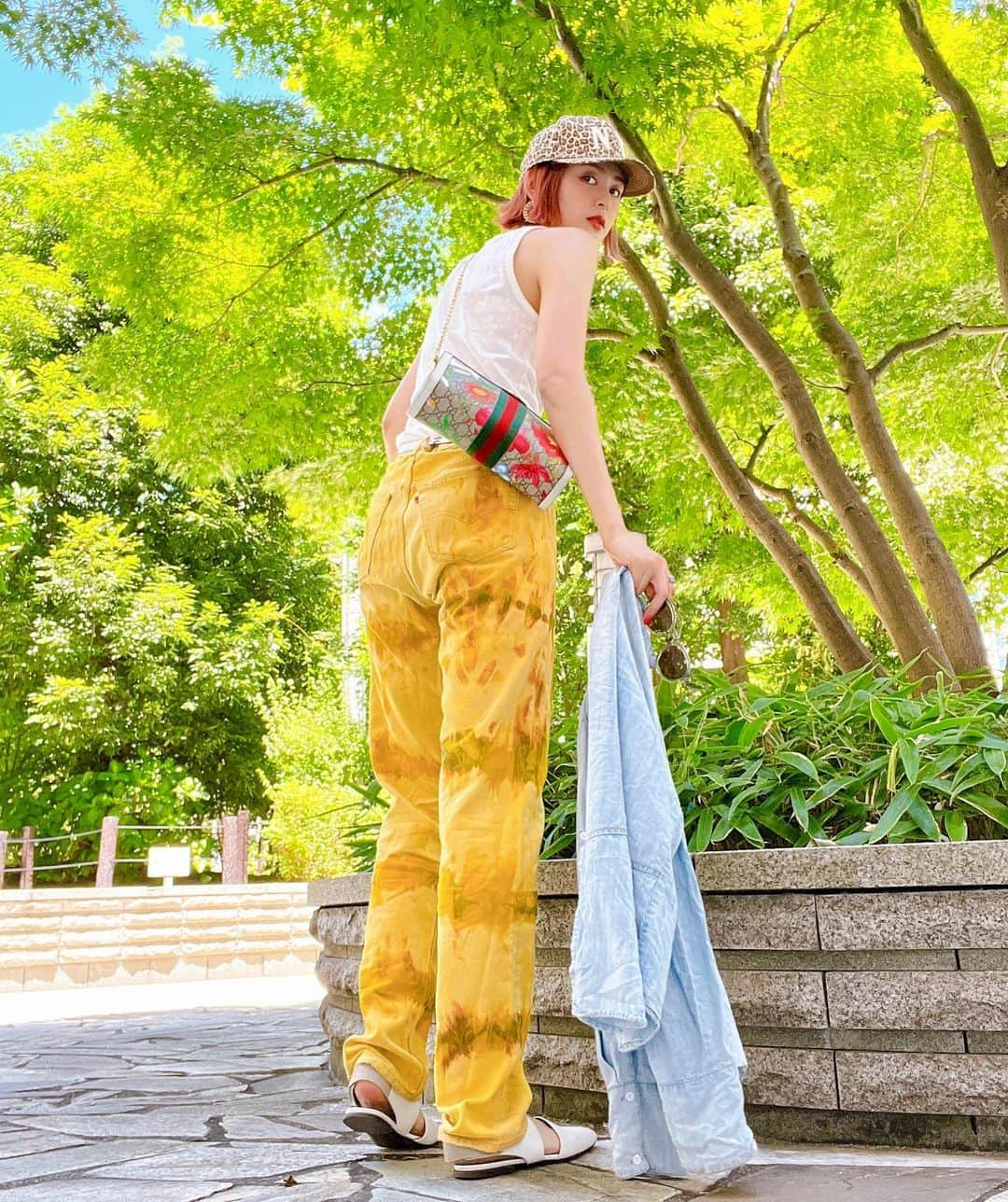 石井美絵子さんのインスタグラム写真 - (石井美絵子Instagram)「東京コンクリートの狂気的な暑さ💨 豹柄×花柄×タイダイ染め 好きなアイテム掛け合わせるの楽しい🌈  cap #古着  bag #GUCCI  denim #古着 #フリマ   #古着コーデ #古着ファッション #古着好き #古着女子 #古着mix #カラーコーデ #カラフルコーデ #カラフル好き #派手好き #黄色コーデ #派手コーデ #fashiongram #fashionlover #vintagelove #colorfullife #colorfulstyle #ミカコのフク」7月25日 20時00分 - mikako.ishii