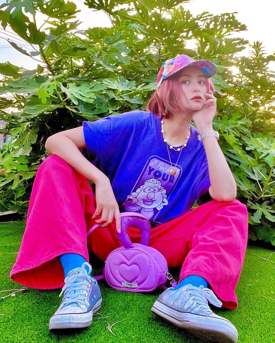 石井美絵子さんのインスタグラム写真 - (石井美絵子Instagram)「福岡で買ったミセスポテトヘッドTシャツ👸 ミニカバンは韓国で買ったんだけど 後にSHEINでも売っていることが発覚し 複雑な気持ちになった…😂 デザインとても気に入ってるから大切に使うよ👌💜  cap #ca4la  top #古着  denim #古着  sneaker #converse   #古着 #古着コーデ #古着女子 #古着mixコーデ #古着好き #カラーコーデ #カラフルコーデ #派手コーデ #派手服 #派手好き #カラフル好き #派手髪 #キャラt #キャラTコーデ #fashiongram #fashionlover #colorfashion #colorfull #colorfullife #ミカコのフク」7月26日 20時00分 - mikako.ishii