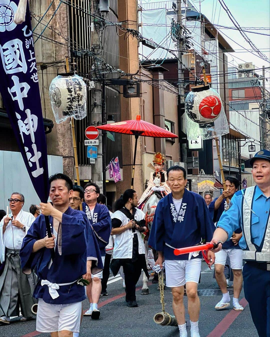 エリイ のインスタグラム：「祇園祭👘🟥🏯 京都の夜から朝まで🌙🌅 灼熱からの三十三間堂は、あの世とこの世の狭間でなんならあっち寄りの中で参加しました。 清水寺の胎内巡りで生まれ変わり、また現世こんにちは！ #京都 #祇園祭 #三十三間堂 #清水寺 #山鉾巡行」