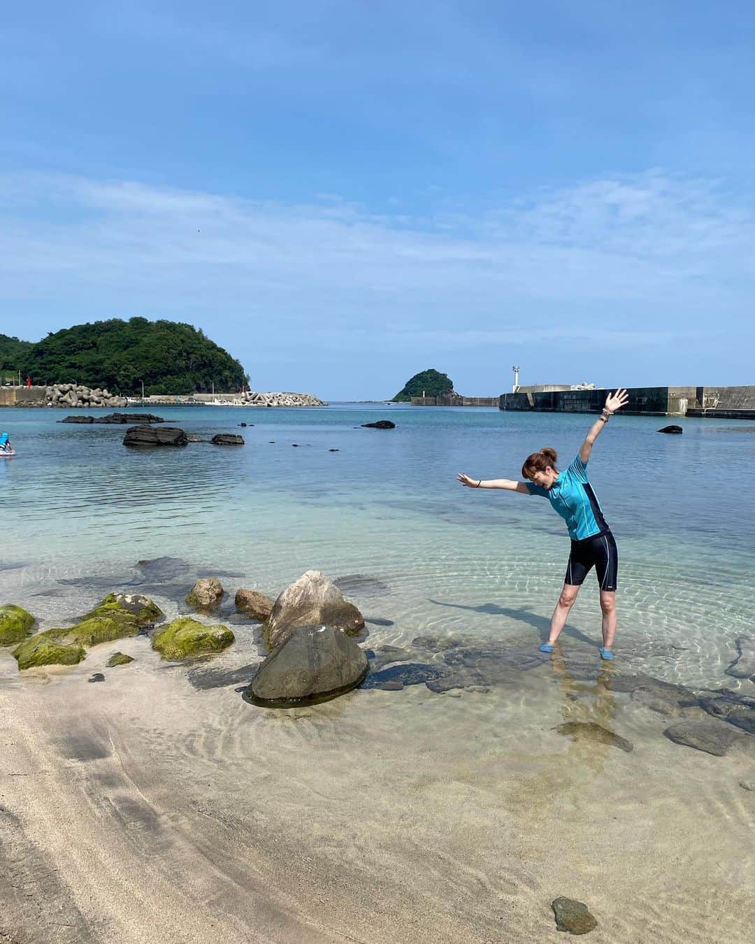 野本かりあのインスタグラム：「今年も海へ行って来た❣️ 猛暑だけど、海は波が無くて透明度が高く。 お魚達と泳いで楽しかった。  バーベキュー用の冷凍自動販売機には 驚いた👀 #御津　#松江市」