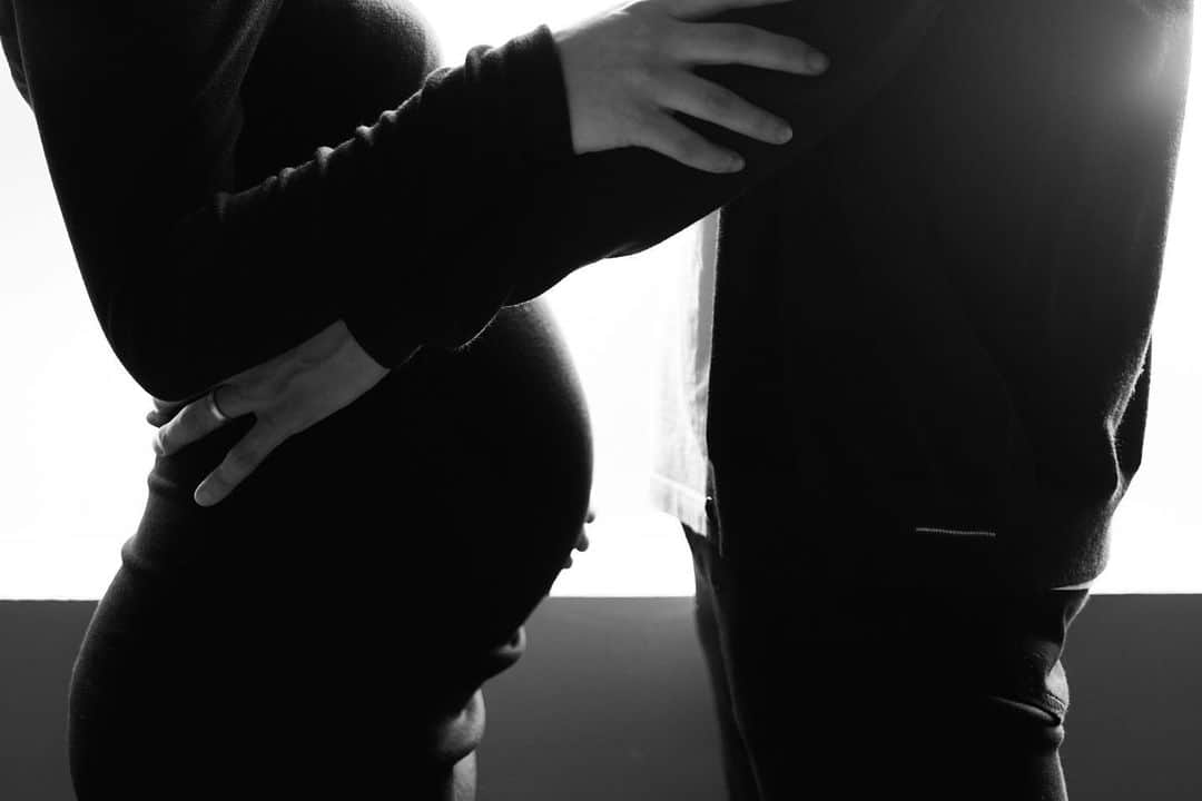 ひよんのインスタグラム：「🤰🦍❤️  マタニティフォト撮ってきた💓 お腹大きいところ写真におさめたくて🥰  撮影風景とかは #ひよんちゃんねる 用で撮ったから、 動画楽しみにしててね❤️  #マタニティフォト #ひよん #ひよんマタニティ」