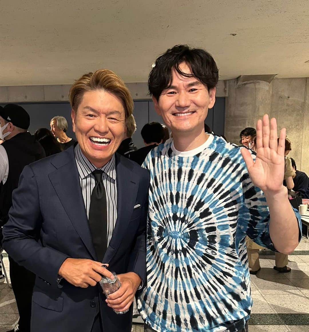 南原清隆さんのインスタグラム写真 - (南原清隆Instagram)「さてこの2人の共通点は何でしょう？  そう答えは、私とヒロミは“同じ日に生まれ”ました。『1965年2月13日』 そして“父親の職業は大工さん”まで一緒なんです。 なので占いを見ると、 （あゝヒロミも一緒だなぁ）と心の中で思っています。 いわゆる若手時代から一緒にレギュラー番組をやっていました。コントはもちろんダンスなんかもした沢山の思い出があります。  ヒロミが車を買うと、我々（ウンナン）も初めて車を買って、現場終わりで連れ立って帰ったり、都会の人の垢抜けた生活ぶりに刺激をもらってました。  同じ時を過ごした者が、時を経て現場（この時はTHE MUSIC DAY）で会うと、何だか嬉しいもんですねー。  これからもお互いに健康でそれなりに頑張っていきましょう！ たまには一緒の仕事もしたいなぁ。 あ、出川の哲ちゃんは（1964年2月13日）生まれです。 お笑いの人多いね😊  #ヒロミ #B21スペシャル #ウッチャンナンチャン」7月23日 15時09分 - nanchan_official_