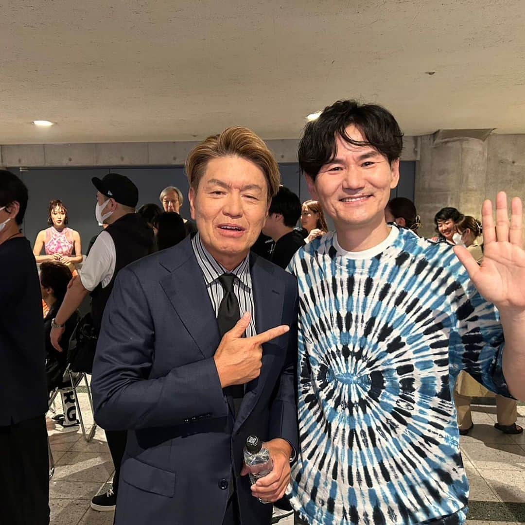 南原清隆さんのインスタグラム写真 - (南原清隆Instagram)「さてこの2人の共通点は何でしょう？  そう答えは、私とヒロミは“同じ日に生まれ”ました。『1965年2月13日』 そして“父親の職業は大工さん”まで一緒なんです。 なので占いを見ると、 （あゝヒロミも一緒だなぁ）と心の中で思っています。 いわゆる若手時代から一緒にレギュラー番組をやっていました。コントはもちろんダンスなんかもした沢山の思い出があります。  ヒロミが車を買うと、我々（ウンナン）も初めて車を買って、現場終わりで連れ立って帰ったり、都会の人の垢抜けた生活ぶりに刺激をもらってました。  同じ時を過ごした者が、時を経て現場（この時はTHE MUSIC DAY）で会うと、何だか嬉しいもんですねー。  これからもお互いに健康でそれなりに頑張っていきましょう！ たまには一緒の仕事もしたいなぁ。 あ、出川の哲ちゃんは（1964年2月13日）生まれです。 お笑いの人多いね😊  #ヒロミ #B21スペシャル #ウッチャンナンチャン」7月23日 15時09分 - nanchan_official_