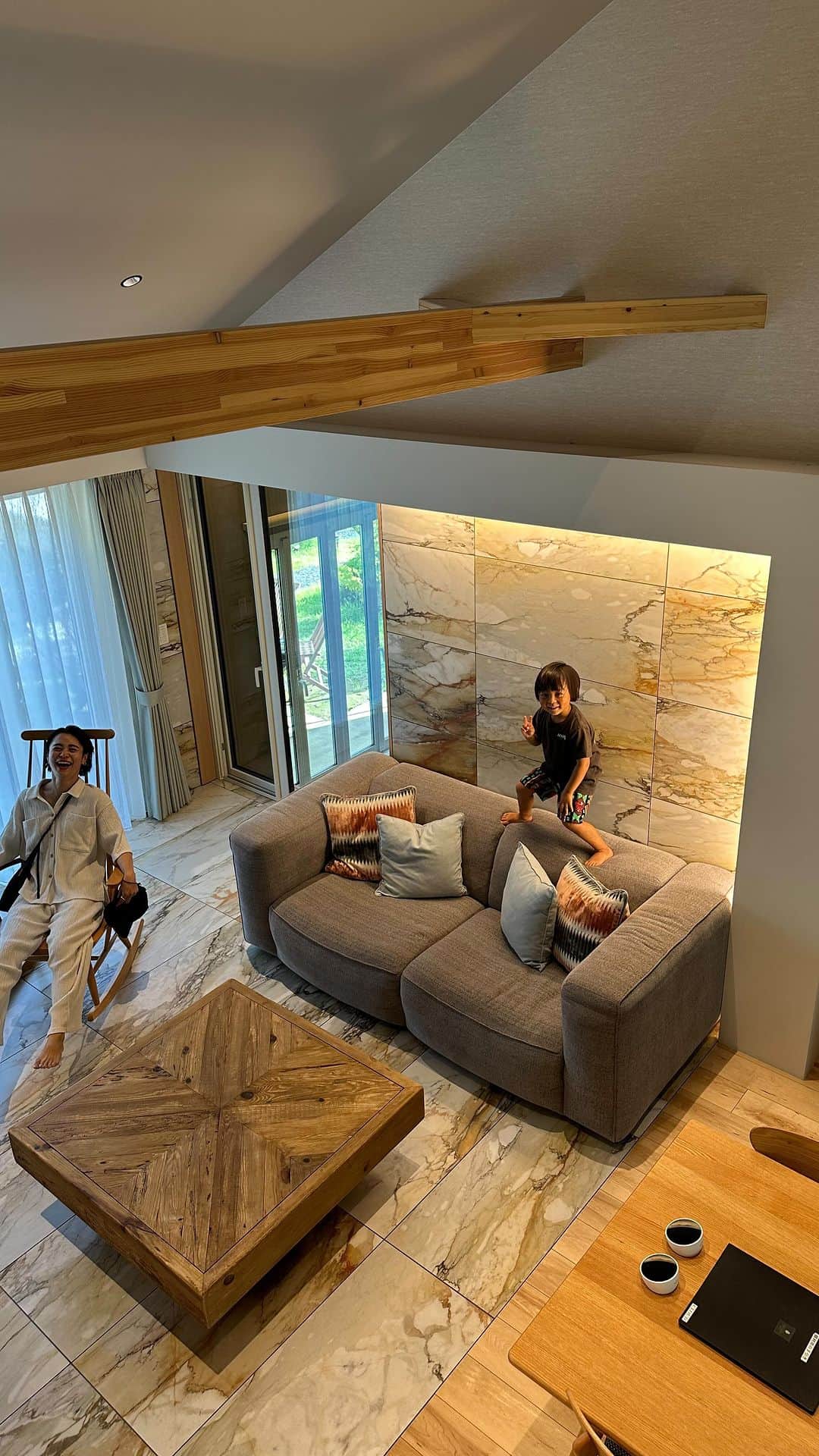 忍舞のインスタグラム：「夏休み☀️と言う事で友達家族と軽井沢に旅行✨ 3.4.5歳が集まってワチャワチャ楽しい旅。  今回のお宿は素敵な一軒家ヴィラ ハンモックもあるしシアタールームもあるし お外でも中でもBBQできるし 素敵なキッチンもあって 子供も大人も最高にたのしすぎたww  友人家族もお肉食べないので シーフードに変更してくれて 美味しい楽しいシーフードBBQで 量もたくさんだったから 子供達が寝た後につまみとしても💓  子供はひたすらハンモックではしゃぎ 寝る前はシアタールームで映画を見て 即寝ww  大人はその後に🍷をたしなみながら スピーカーもあったので 音楽流しながら楽しい夜を。  朝も美味しいパンとサラダ、スープ、お野菜 お腹いっぱいでチェックアウトできました。  あー楽しすぎて楽しすぎて また行きたい。  #軽井沢旅行 #子連れ軽井沢 #greenseed」