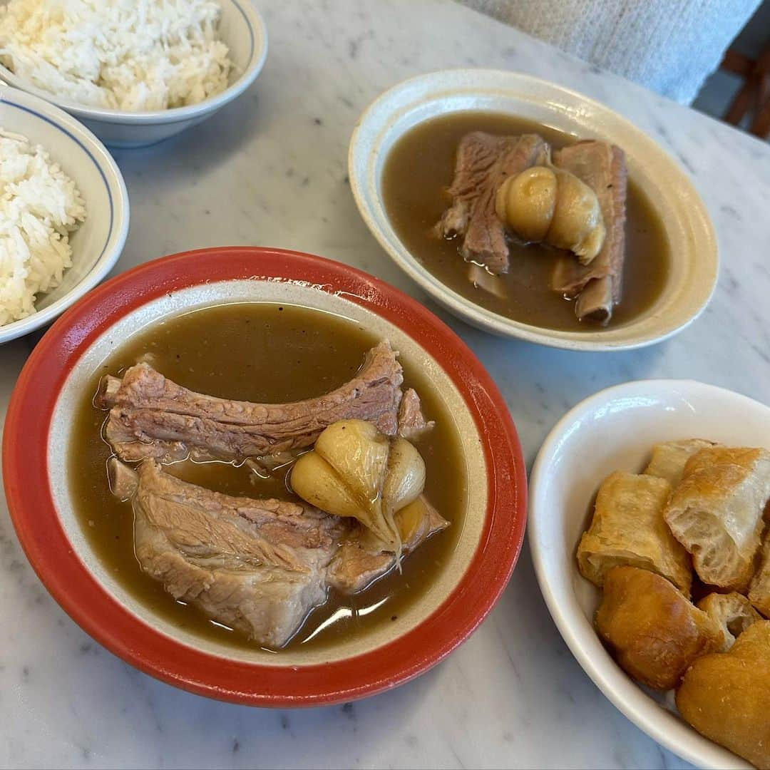 市原彩花さんのインスタグラム写真 - (市原彩花Instagram)「Ng Ah Sio Bak Kut Teh🇸🇬 My favorite Singapore Bak kut ter restaurant❤️  シンガポール名物バクテー！ シンガ来たらぜひ食べてほしいものの一つ❤️ 胡椒の効いたスープに骨付き肉と丸ごとやわやわニンニクがどーん！ 最高に旨い🥹🫰 スープは無限に注いでくれるからめっちゃお腹いっぱいになるよ😂  こちらの有名店、お店綺麗めだし超美味しいしハマって3回も来店してる😋  私のオススメメニューはSuperior Spare Ribs Soupってやつ💡 ご飯をスープに浸して食べると最強だから絶対頼んでね😘 揚げ麩みたいなのも、スープに30秒くらい浸して食べると激ウマなので試してみて🤭❤️‍🔥  他のオススメなバクテー屋さんは、Founder bak kut teh! あとは国中あちこちにある一番の有名店ソンファも万人受けするし入りやすいよ🫰  #ngahsio#ngahsiobakkutteh#bakkutteh#バクテー#肉骨茶#シンガポールバクテー#シンガポール旅行#シンガポールグルメ#sgfood#シンガポール料理 #singapore#シンガポール#singapura#海外生活#海外旅行#海外移住#シンガポール生活#シンガポール在住#シンガポール観光#シンガポール旅行#singaporetravel#singaporetrip #あーちゃんシンガポール」7月23日 20時05分 - ayaka_ichihara