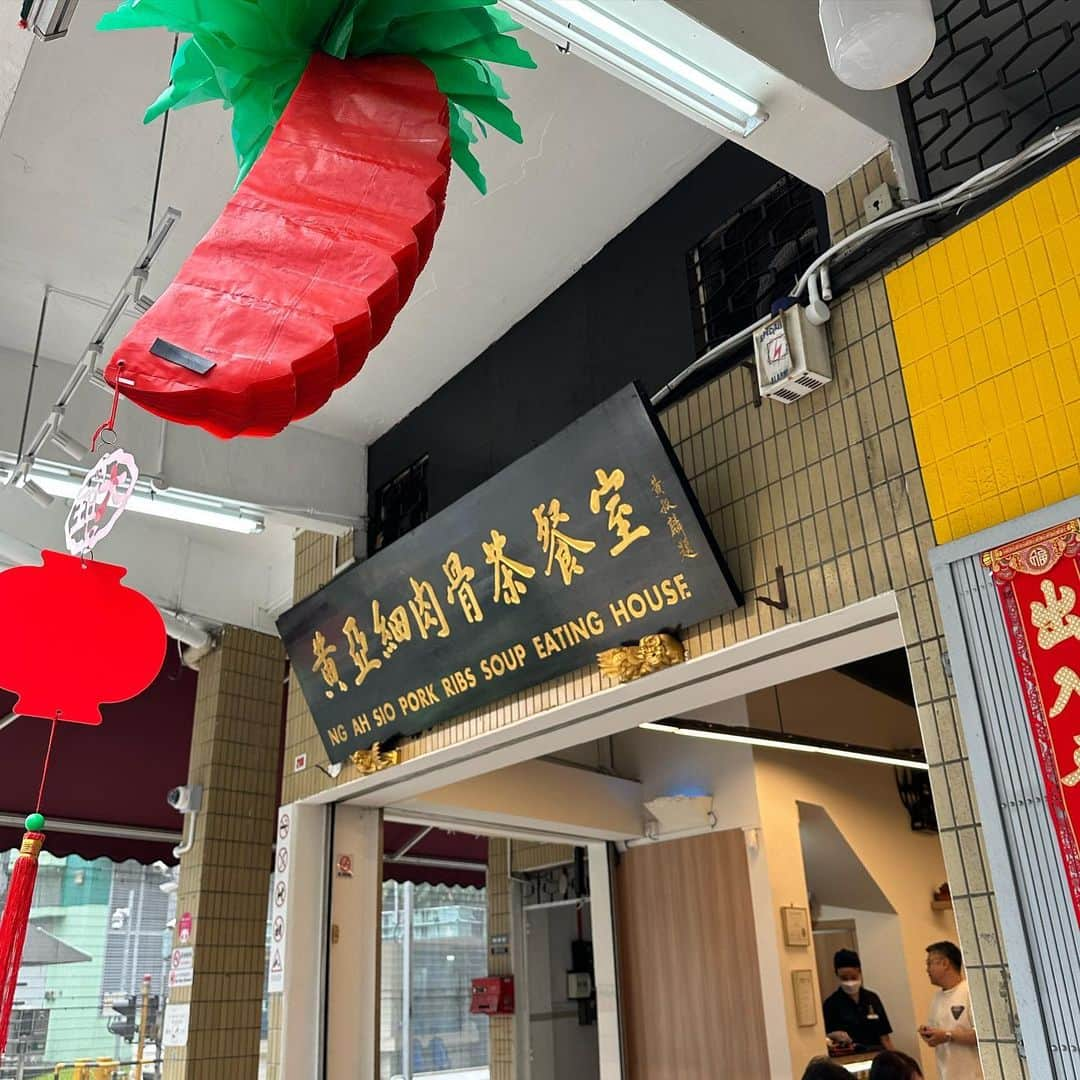 市原彩花さんのインスタグラム写真 - (市原彩花Instagram)「Ng Ah Sio Bak Kut Teh🇸🇬 My favorite Singapore Bak kut ter restaurant❤️  シンガポール名物バクテー！ シンガ来たらぜひ食べてほしいものの一つ❤️ 胡椒の効いたスープに骨付き肉と丸ごとやわやわニンニクがどーん！ 最高に旨い🥹🫰 スープは無限に注いでくれるからめっちゃお腹いっぱいになるよ😂  こちらの有名店、お店綺麗めだし超美味しいしハマって3回も来店してる😋  私のオススメメニューはSuperior Spare Ribs Soupってやつ💡 ご飯をスープに浸して食べると最強だから絶対頼んでね😘 揚げ麩みたいなのも、スープに30秒くらい浸して食べると激ウマなので試してみて🤭❤️‍🔥  他のオススメなバクテー屋さんは、Founder bak kut teh! あとは国中あちこちにある一番の有名店ソンファも万人受けするし入りやすいよ🫰  #ngahsio#ngahsiobakkutteh#bakkutteh#バクテー#肉骨茶#シンガポールバクテー#シンガポール旅行#シンガポールグルメ#sgfood#シンガポール料理 #singapore#シンガポール#singapura#海外生活#海外旅行#海外移住#シンガポール生活#シンガポール在住#シンガポール観光#シンガポール旅行#singaporetravel#singaporetrip #あーちゃんシンガポール」7月23日 20時05分 - ayaka_ichihara