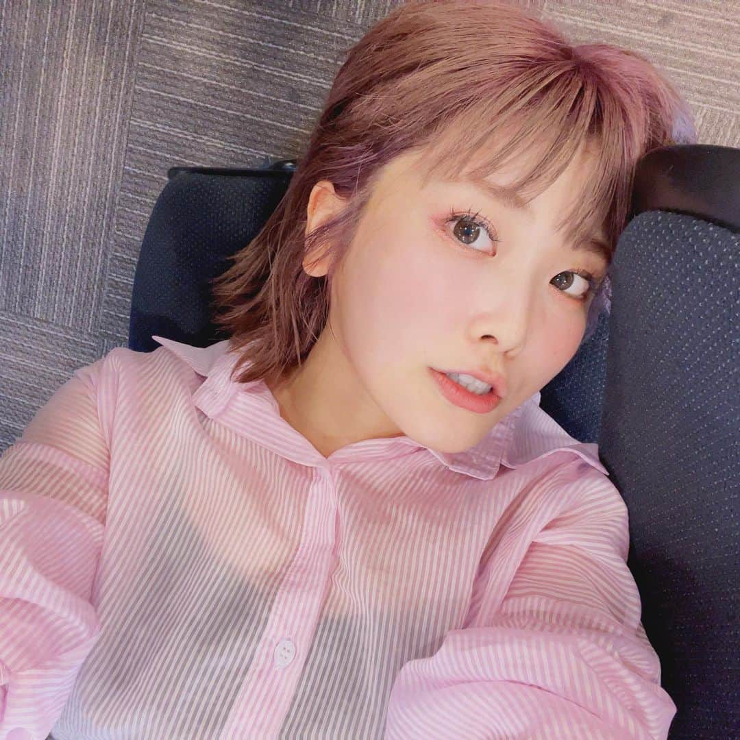 のインスタグラム：「休憩中。  夜公演は髪型どうしようかな🎀」