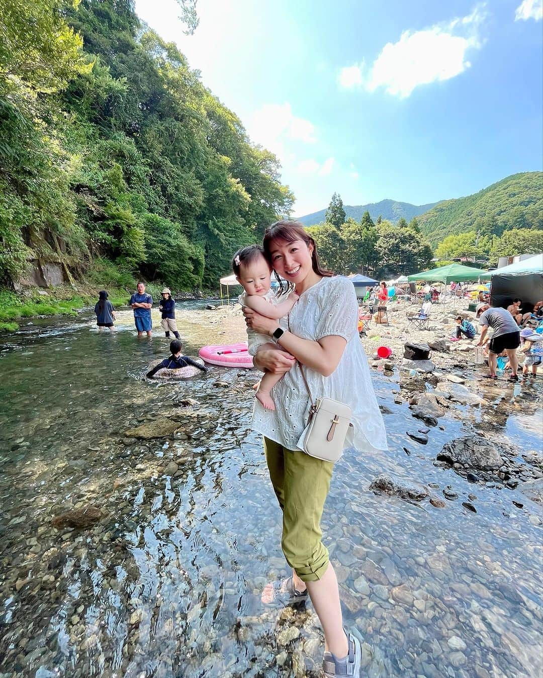 森木美和さんのインスタグラム写真 - (森木美和Instagram)「夏！☀️  初川遊び♡ ぜんぜん嫌がる様子なかったから、肌着でちゃぷちゃぷ遊ばせちゃった😊  小石を拾って楽しそうでした。  次は水着持っていきましょ♡  川の水、気持ちよかったー😍  #水キレイ#東京#川遊び#あきる野市 #最高#赤ちゃんとお出かけ東京#夏休みの過ごし方」7月23日 15時28分 - miwamoriki