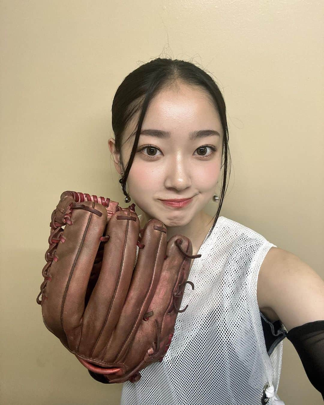 結海さんのインスタグラム写真 - (結海Instagram)「＊＊  ⚾️🔥  MVおふしょ🎬🎥  昔から試合は観に行ってたけど マウンドに立ったのはこの日が初めてでした 久しぶりに野球観に行きたいな☺️  1ヶ月後の今日 8.23(水)、ニューシングル『今この瞬間を』発売日です。 リリイベもありますので、是非遊びに来てください☺️」7月23日 15時27分 - lgm_yumi_official