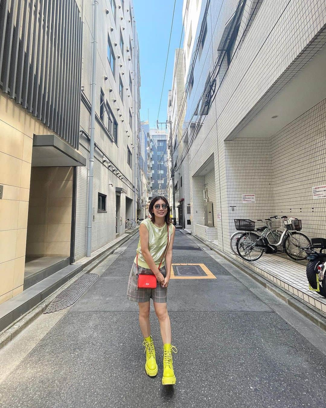 坪井安奈のインスタグラム：「好きな服を着る。 そんな当たり前のことがしづらいこの国。  海外から戻るとより強く感じる。日本に帰ってきたら、急に世間に"目"が現れる。これはもはや着る本人の意思とかの問題じゃない。残念だけど、日本が発している空気だ。  でも、私は好きな服を着よう。  似合う？似合わない？関係ない。 コンサバ？モテコーデ？つまんない。  好きだから着る。気分だから着る。 それで良いし、それがすべて。  今日の気分は、チェック×ネオン×ビビッドでなんかちょっとサイバー感。 これが、 #y3k ってやつなのか？笑  #msgm  #tokyo #tokyofashion #tokyostreet」