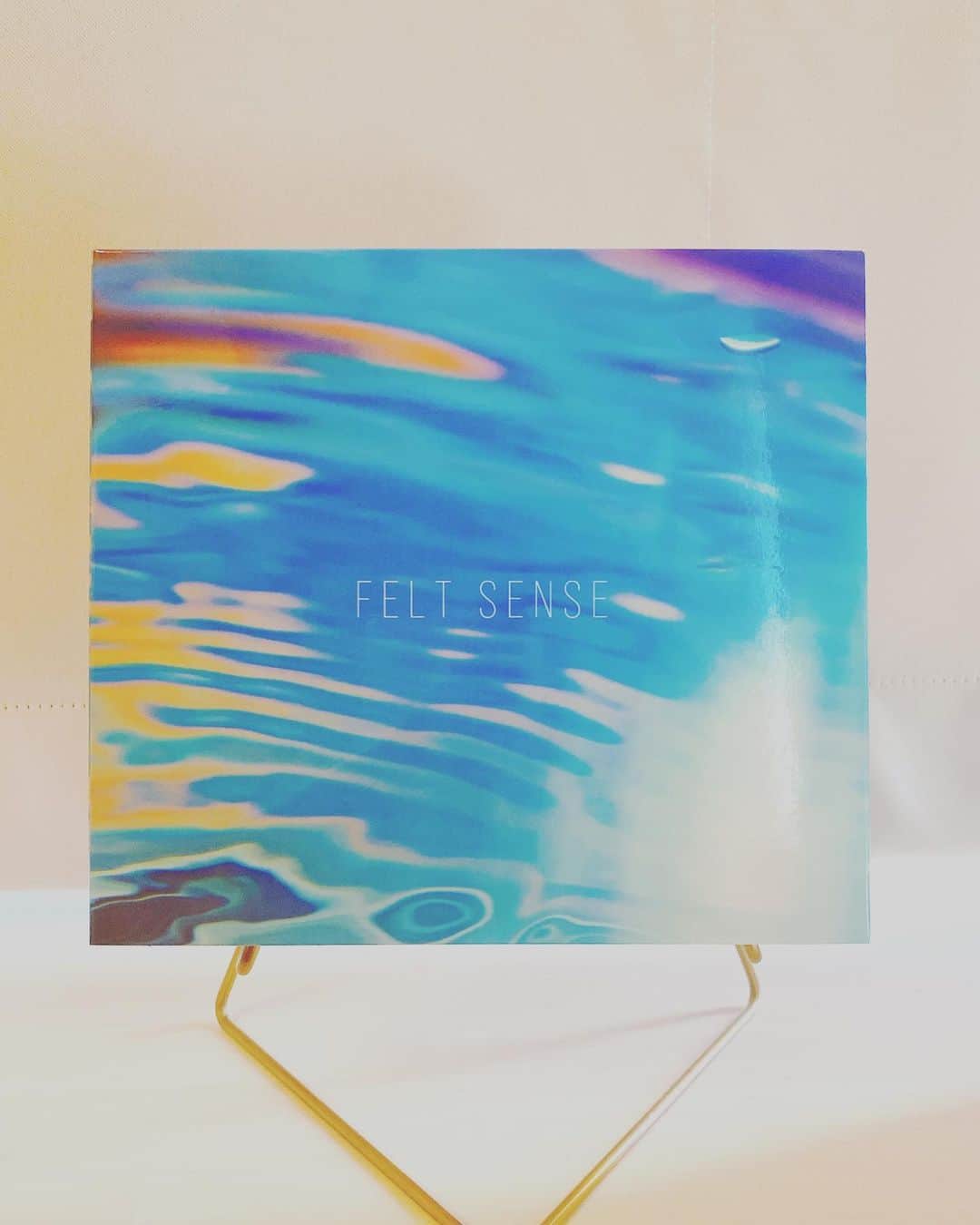 YUKA のインスタグラム：「7月26日発売のNEW ALBUM FELT SENSEパッケージが完成✨✨ もうすぐみなさまのお手元に🛸 楽しみにしていてくださいね〜！！！  #moumoon #feltsense #newalbum」