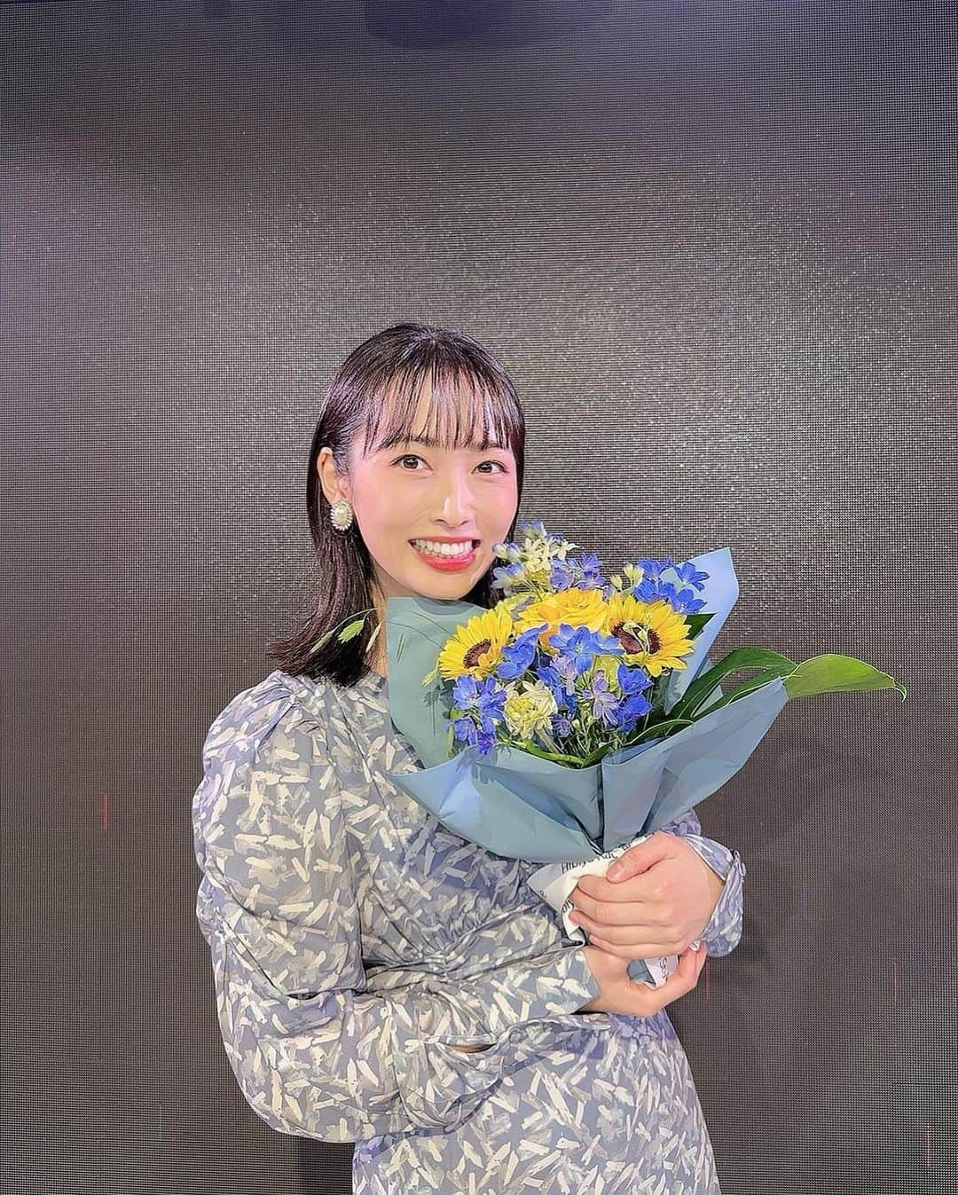 須藤茉麻のインスタグラム：「歳を重ねる度に好きになる💐💙  #誕生日プレゼント  #お花のある暮らし」