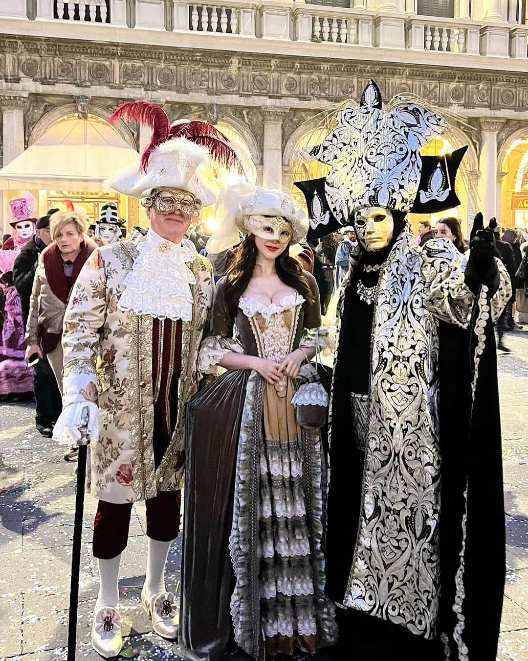ayaのインスタグラム：「＼ヴェネツィアカーニバル2023🎭／ ⁡ 載せたいものがいっぱいありすぎて かなり時差投稿になっちゃった...😂 ⁡ 今年の2月にヨーロッパ旅行へ行った時の🕍 世界三大カーニバルのヴェネツィア仮面祭り🎭 ⁡ サンマルコ広場は昼も夜も大盛り上がりで 街中がお祭り騒ぎで楽しかったな〜☺️🎉 ⁡ 夜は仮面舞踏会にご招待で参加させてもらって、 色んな国の方々と乾杯させてもらいました🥹🥂💕 ⁡ 貴重な経験をさせていただけて感謝です🙏✨ ⁡ ⁡ #イタリア#ヴェネツィア#ベネチア#ヨーロッパ#ヨーロッパ旅行 #ヴェネツィアカーニバル #ベネチアカーニバル #マスカレード#仮面舞踏会#イタリア旅行 #italy #venezia #venice #veniceitaly #carnival #masquerade」