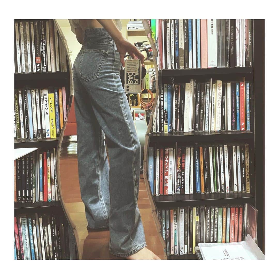 秋乃ゆにさんのインスタグラム写真 - (秋乃ゆにInstagram)「ジュ・テーム・モワ・ノン・プリュのジェーン・バーキンのゆるジーンズ白タンクゆる白靴下スニーカー強すぎる。 これは母からサイズミスったから着てくれと送られてきたジーパン。 . #janebirkin ripやな…。」7月23日 15時47分 - yuniakino