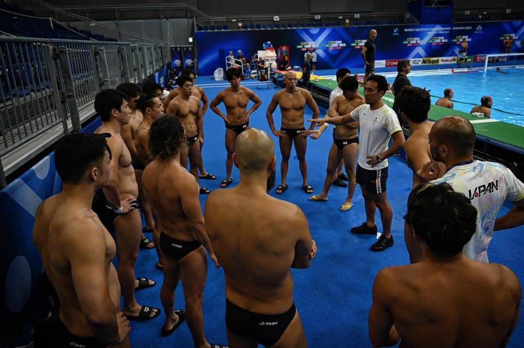 荒井陸のインスタグラム：「🤝 on to the knockout stage against Serbia. let's go guys🇯🇵🔥」